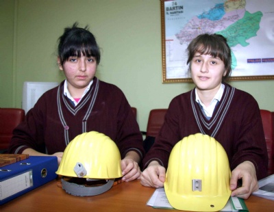 Öğrencilerden madencilere 'Güvenli Baret'