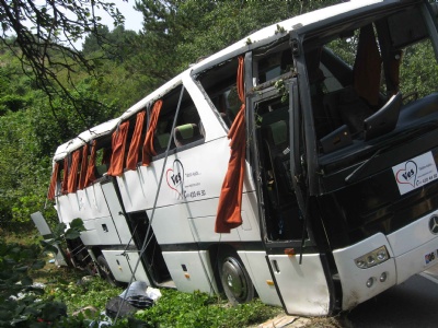 Tur otobüsü devrildi: 54 yaralı