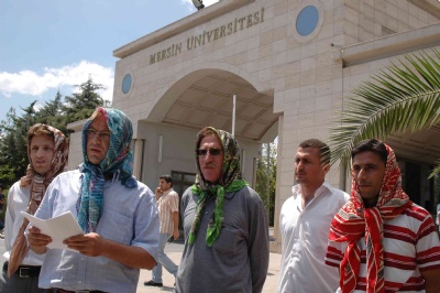 Yasağı başörtüsü takarak protesto ettiler