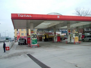 Türkmenistan'da benzin de bedava