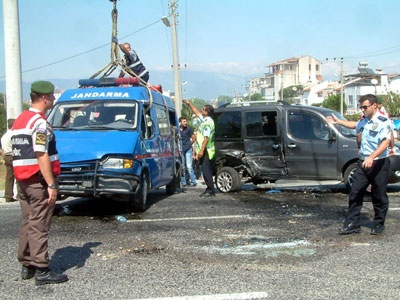 Askeri minibüs otomobille çarpıştı: 6 asker yaralı