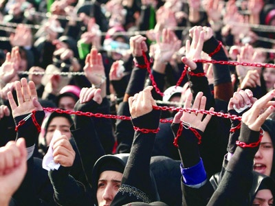 Caferiler neden namaz kılarken taş?