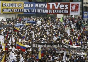 Chavez muhalif TV'yi kapattı ülke karıştı