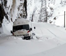 Hakkari'de çığ geçit vermiyor 