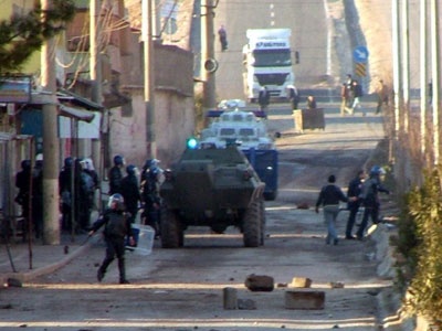 Cizre'de polis ekiplerine taşlı saldırı