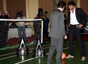 Hooijdonk, robotlarla futbol oynadı