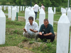 Bosnalılar Srebrenitsa katliamını unutmayacak