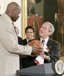 Bush, sönük basket topunu sektirmeye çalıştı...