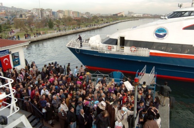 Deniz otobüsü yük gemisiyle çarpıştı