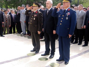 Baydemir'in levhasını ayağıyla itti