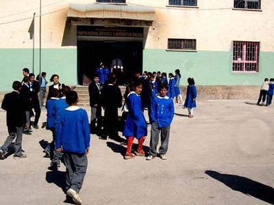 Doğu'nun okullarına kapalı teneffüs alanı