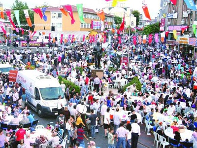 &#8220;Dünyanın en uzun ve en kalabalık iftar sofr