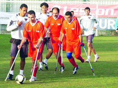 Efsane futbolcular gazilerle buluşuyor