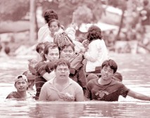 Endonezya sel 100 bin kişiyi vurdu