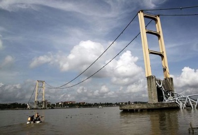 Endonezya'da asma köprü faciası