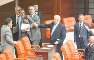 CHP'liler Erarslan'ı Meclis'ten kovdu