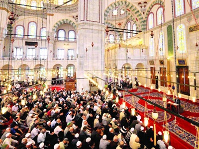 Fatih Camii'nde Kandil coşkusu