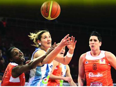 Fener'in iki kızı yetti