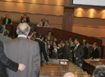 CHP'liler Belediye Meclisi'ni karıştırdı
