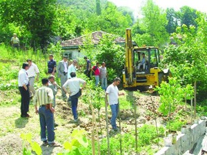 Komşusunu evinin bahçesine gömdü