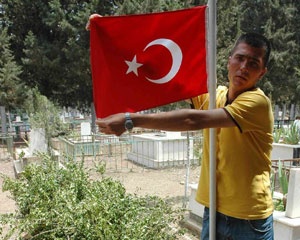 Şehit ikizinin mezarından ayrılamıyor