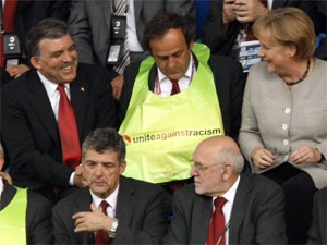 Gül, maçı Merkel'le izledi