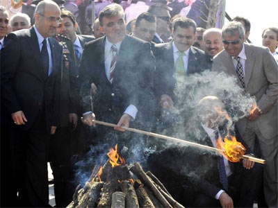 Nevruz ateşini Ankara'da Cumhurbaşkanı Gül yaktı