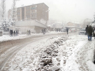 Hakkari'de yoğun kar yolları kapattı