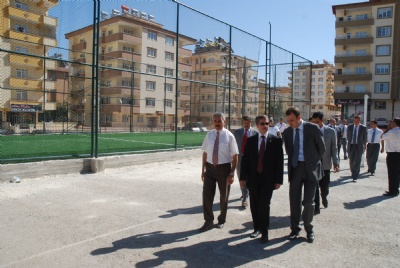 Şahinbey bahçesi uygun olan okullara halı saha yap