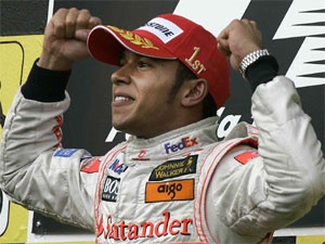 Macaristan'da gülen Hamilton oldu