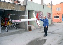 Evinin garajında helikopter yapıyor 