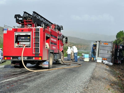 Arı kovanı yüklü kamyon devrildi: 4 yaralı