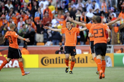 Hollanda 3 puanı 2 golle aldı