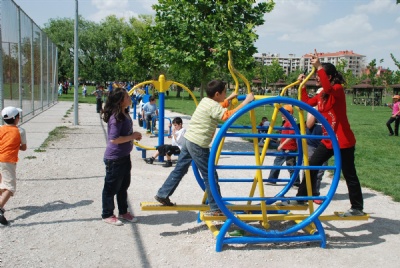 Karatay'da çocuk parkları ilgi odağı  