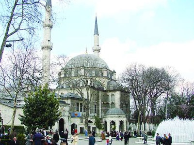 İlk şeyhülislam hâlâ orada  