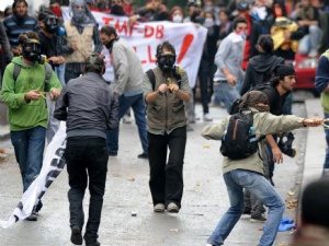 IMF protestocularına polis müdahale etti