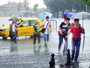 İstanbul'u yaz  yağmuru vurdu  