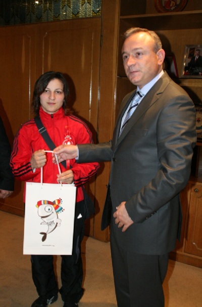 Kızılcık judocu Aynur Samat'ı makamında kabul etti