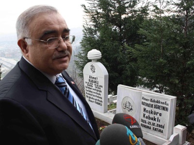 Ahmet Kabaklı  mezarı başında dualarla anıldı