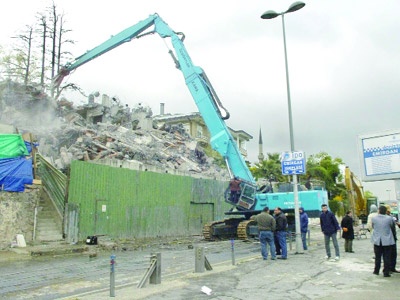 Kaçak yalı yıkıldı