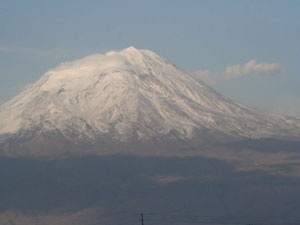 Ağrı Dağı'na yılın ilk karı yağdı