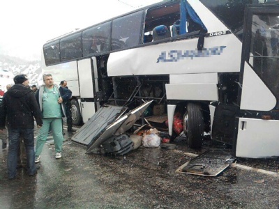 Yolcu otobüsü ile tanker çarpıştı