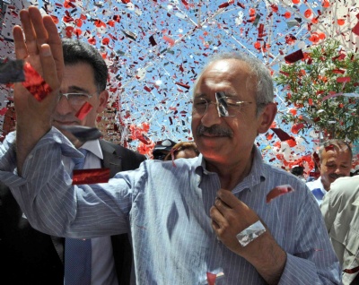 Kılıçdaroğlu, Korsan afişleri AK Parti'ye yıktı