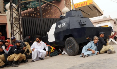 Many dead in Pakistan mosques raid 