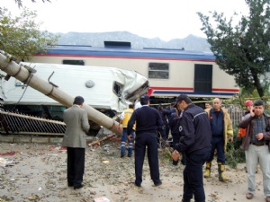 Halk otobüsüne tren çarptı: 2 ölü