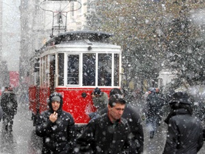 İstanbul'da kar yağışı şiddetini artırıyor  