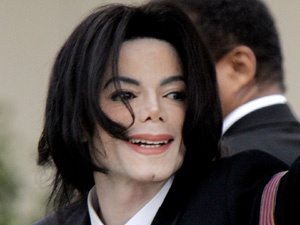 Efsanevi şarkıcı Michael Jackson öldü