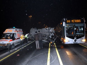 Minibüs, metrobüs yoluna uçtu