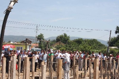 Prefabrik mescitleri yetmeyen Romanlar, cami yaptı