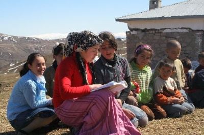 Sarıcalı çocuklar, yaşıtları gibi okumak istiyor